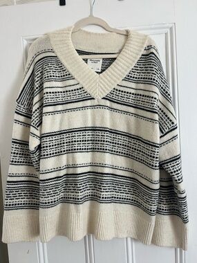 Abercrombie & Fitch Cream and Black Striped V-Neck Sweater - Women's